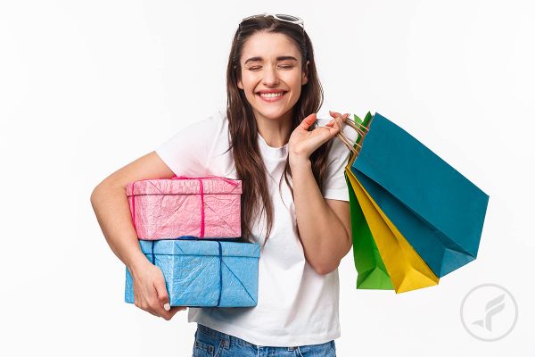 Chica feliz con compras recien hechas